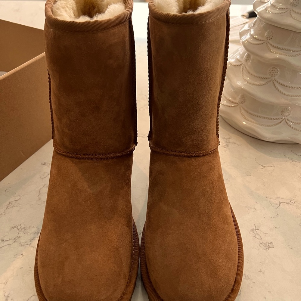 UGG Classic Short II Shearling Boot in Chestnut